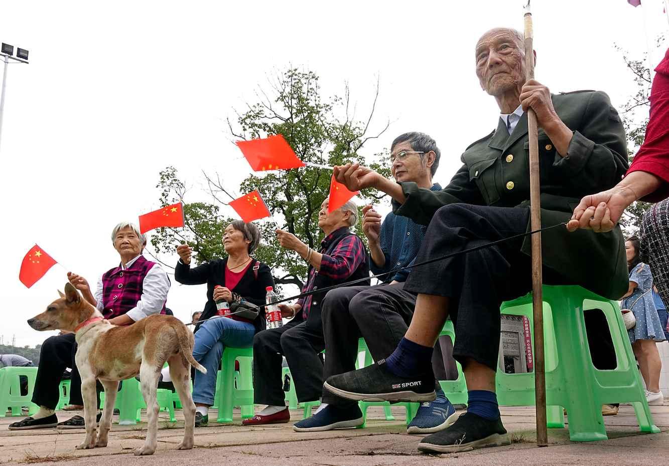 尽享智慧,畅解疑惑——做小学老师的工资很低,就是稳定,环境好,休息多,但是很穷吗?问答网